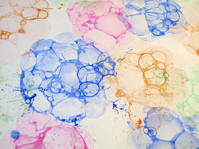 Al pintar con burbujas de jabón muchas veces creemos que es muy difícil plasmar la imagen de una burbuja o se necesita un liquido de burbujas especial o aros peor es relativamente fácil.
